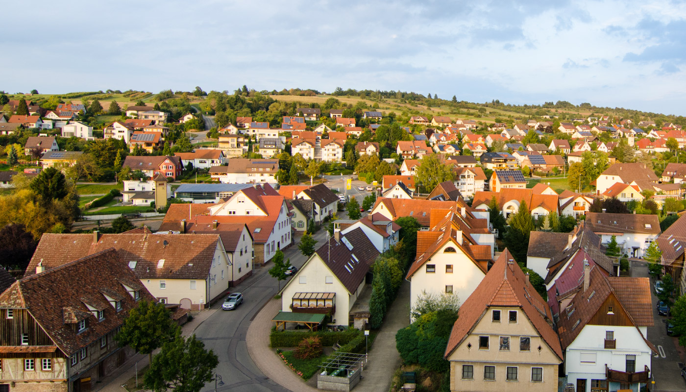 Blick über Birkenfeld in Baden-Württemberg mit Feldern und Wohnhäusern