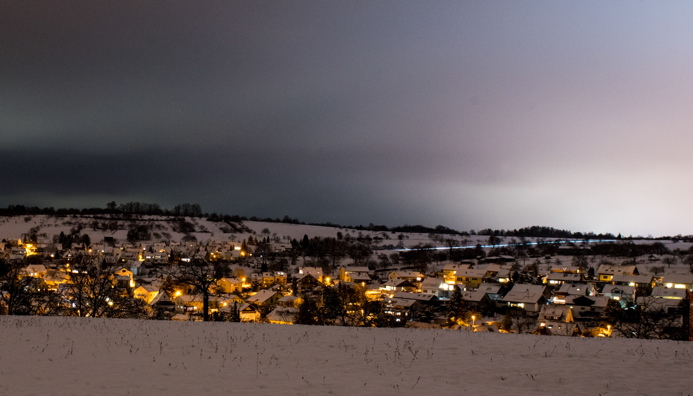 Blick über Birkenfeld, Landschaft mit Feldern im Winter