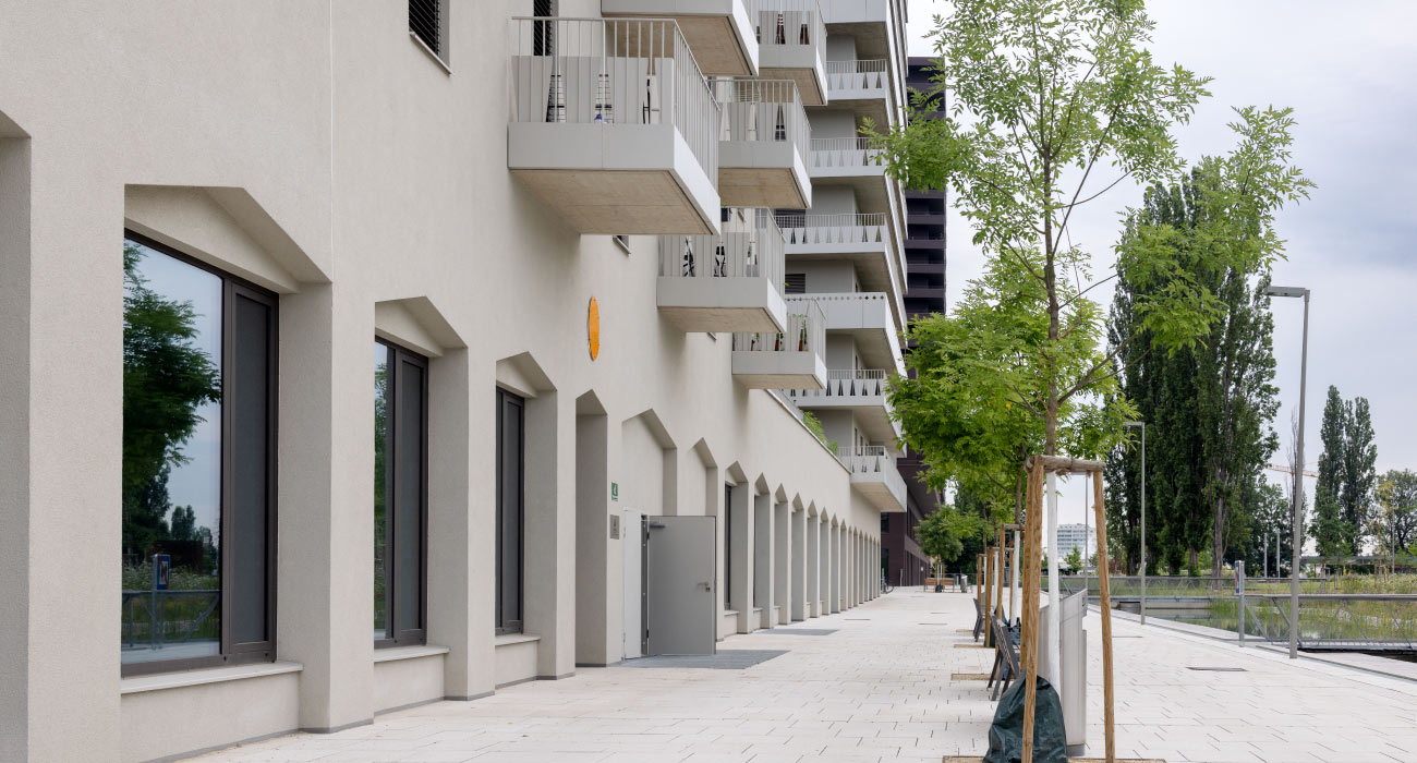 Modernes Gebäude mit Balkonen und Baumallee entlang eines Gehwegs in Birkenfeld