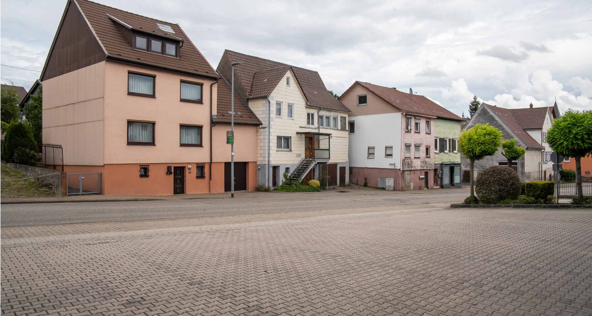 Wohnstraße mit traditionellen Häusern