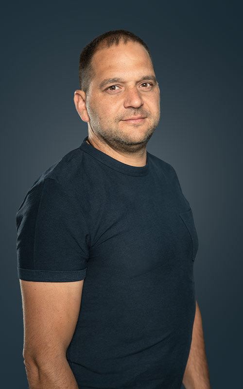 Portrait von David Finkbeiner vor dunkelblauem Hintergrund